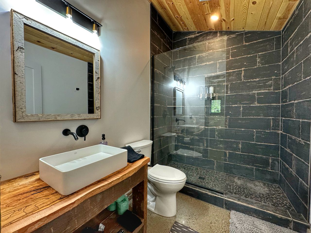 Modern Luxurious Woodside Cabin for Two in the Heart of Ohio's Wine Country near Madison, Ohio