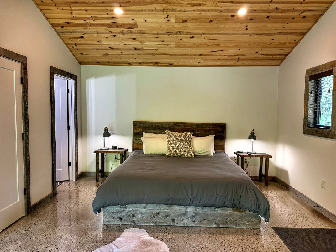 Modern Luxurious Woodside Cabin for Two in the Heart of Ohio's Wine Country near Madison, Ohio