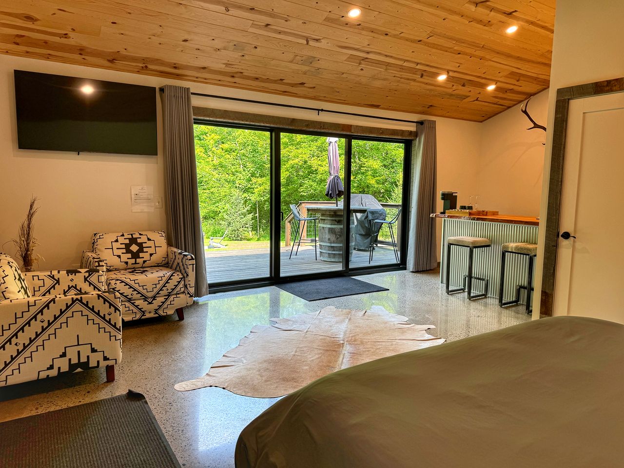 Modern Luxurious Woodside Cabin for Two in the Heart of Ohio's Wine Country near Madison, Ohio