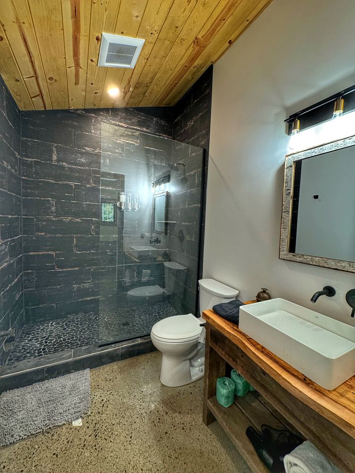 Serene Modern Cabin with Hot Tub Surrounded by Nature for a Romantic Escape near Madison, Ohio