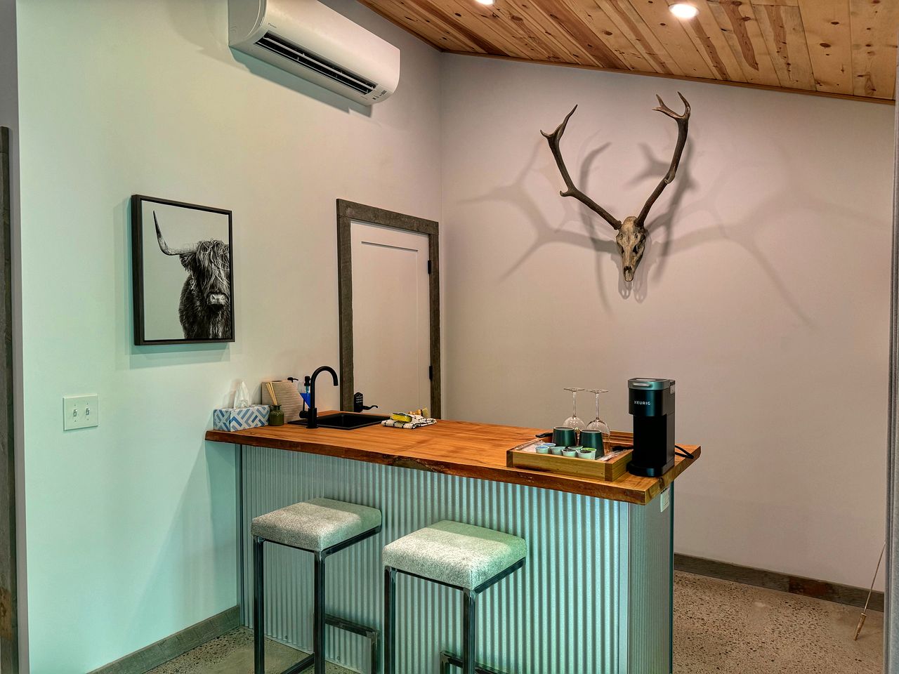 Serene Modern Cabin with Hot Tub Surrounded by Nature for a Romantic Escape near Madison, Ohio