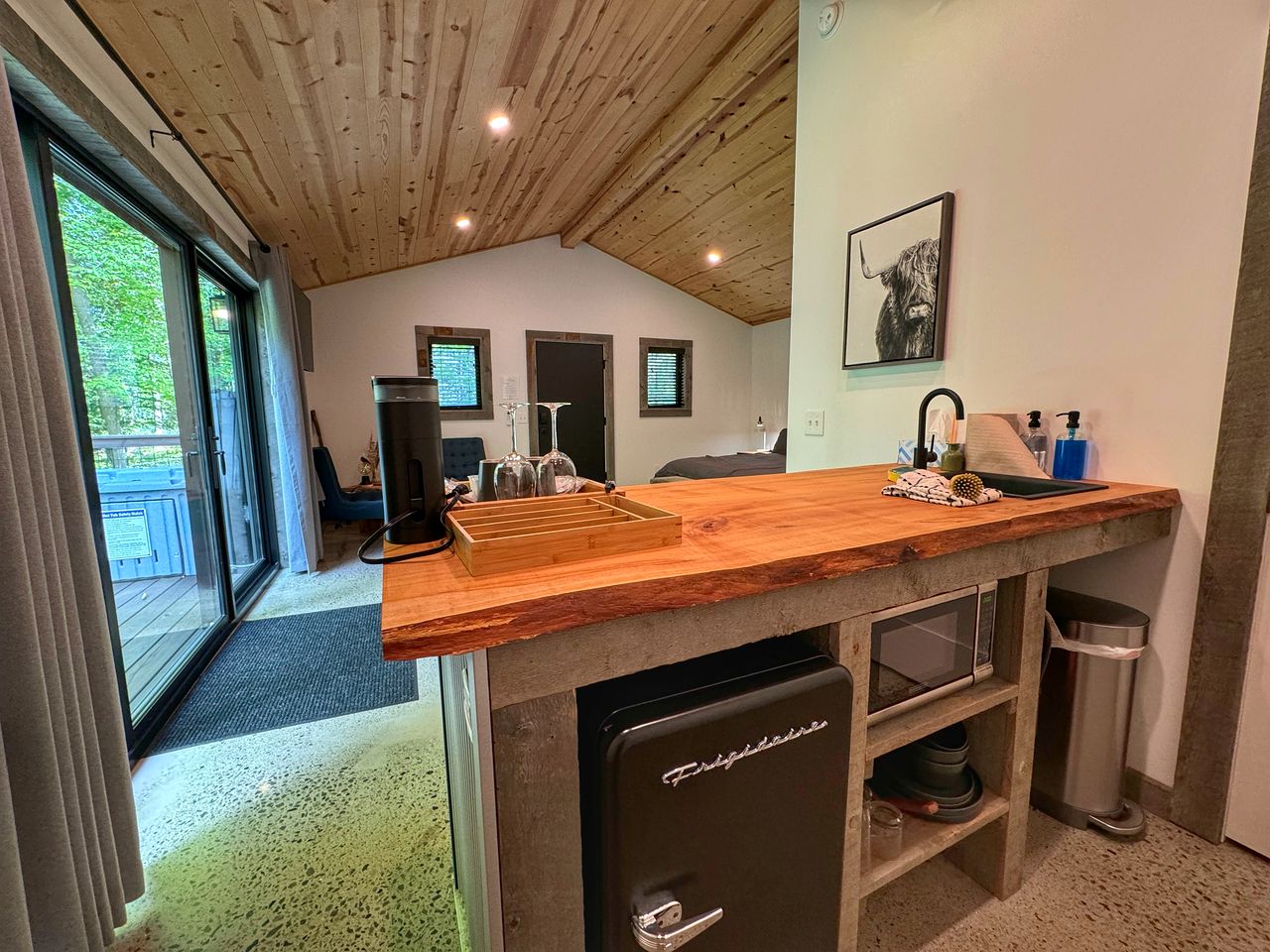 Serene Modern Cabin with Hot Tub Surrounded by Nature for a Romantic Escape near Madison, Ohio