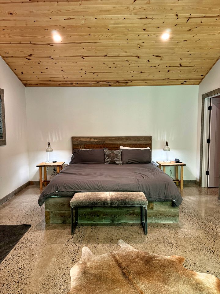 Serene Modern Cabin with Hot Tub Surrounded by Nature for a Romantic Escape near Madison, Ohio