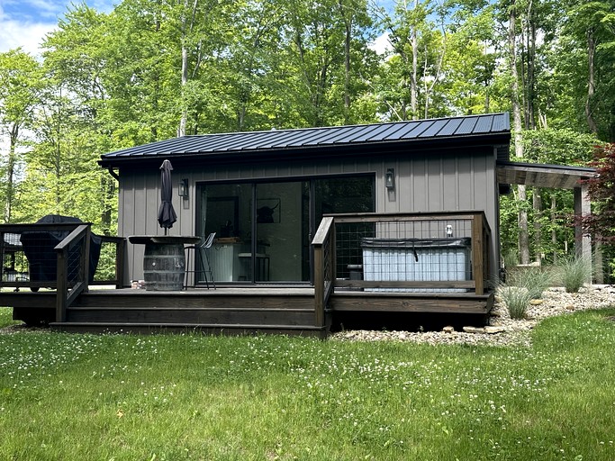 Luxurious Rustic Cabin with Fire Pit and Forest Views for an Amazing Couples Getaway near Madison, Ohio