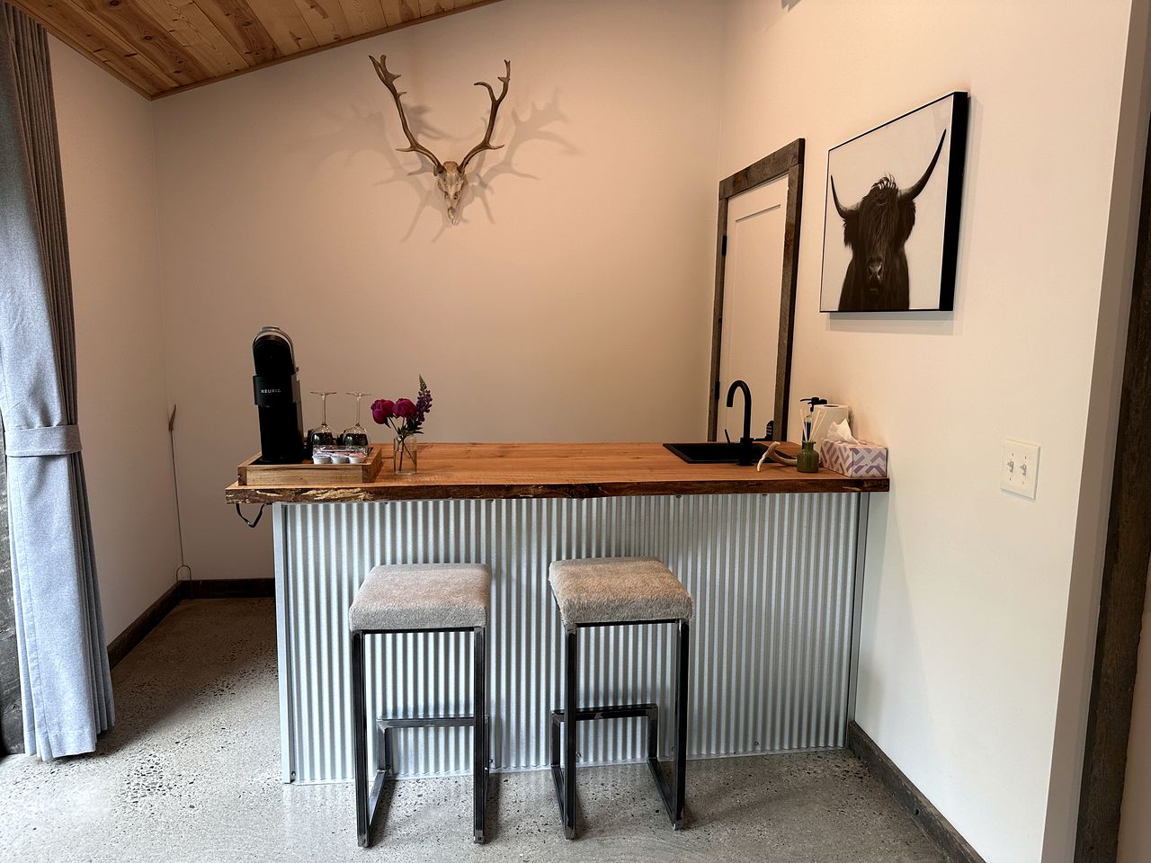 Luxurious Rustic Cabin with Fire Pit and Forest Views for an Amazing Couples Getaway near Madison, Ohio