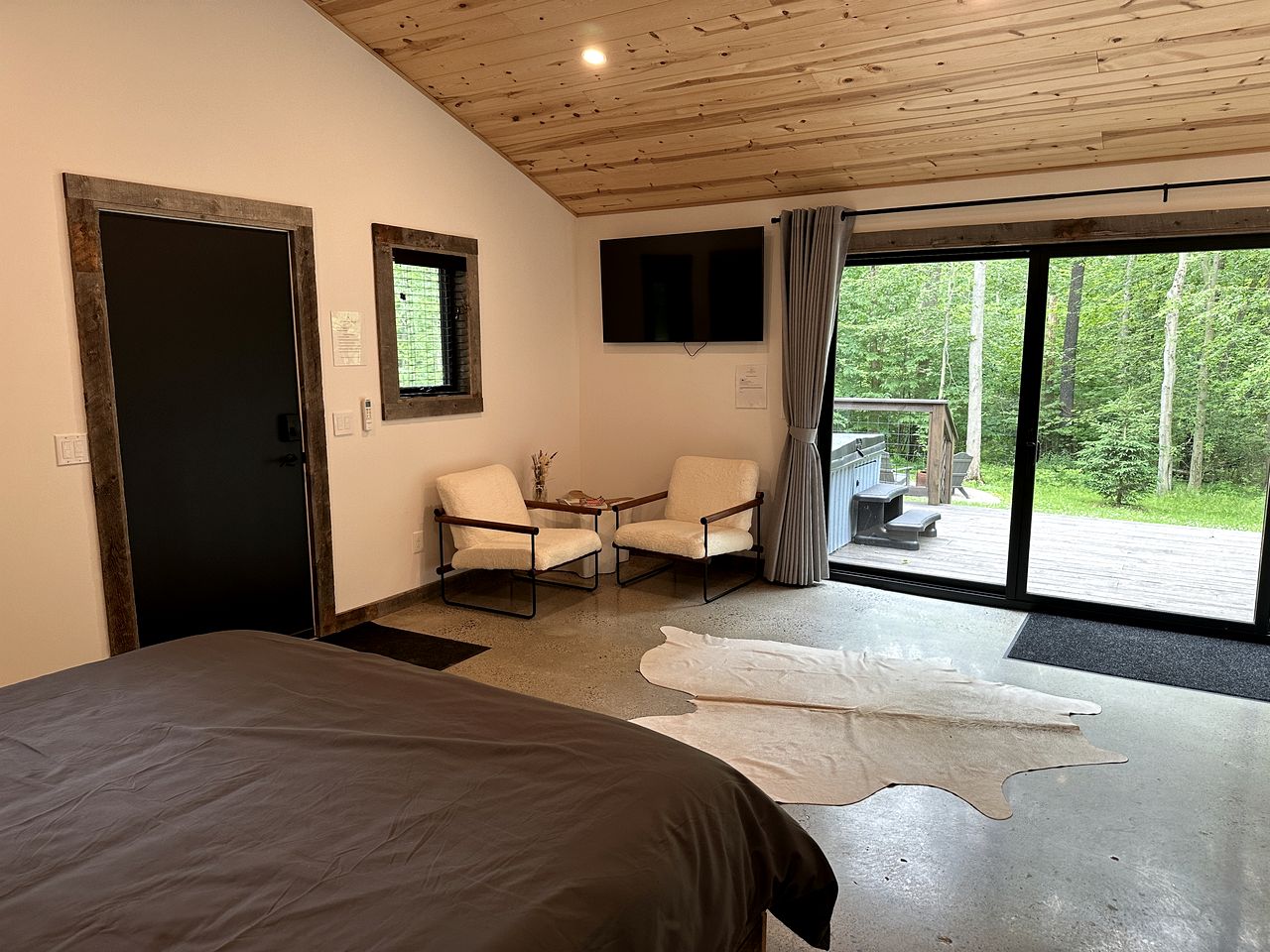 Luxurious Rustic Cabin with Fire Pit and Forest Views for an Amazing Couples Getaway near Madison, Ohio