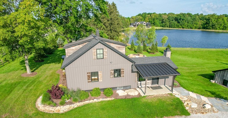 Modern Farmhouse Cottage with Stunning Lake Views Nestled in Ohio's Wine Country near Madison, Ohio
