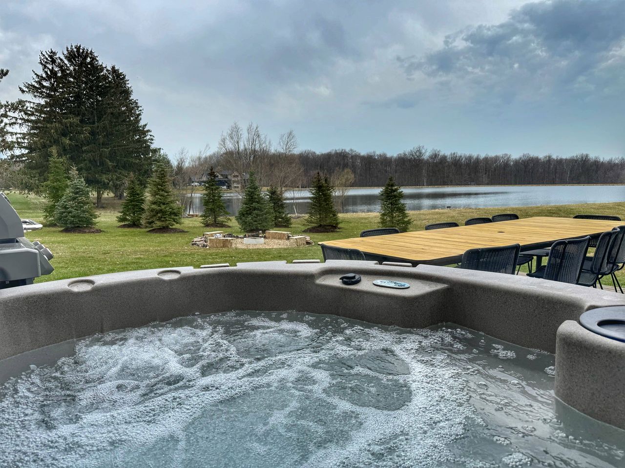 Modern Farmhouse Cottage with Stunning Lake Views Nestled in Ohio's Wine Country near Madison, Ohio