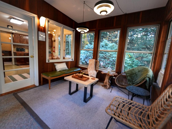 Luxurious Vintage-Inspired Cottage with Sauna for a Fantastic Family Retreat near Madison, Ohio