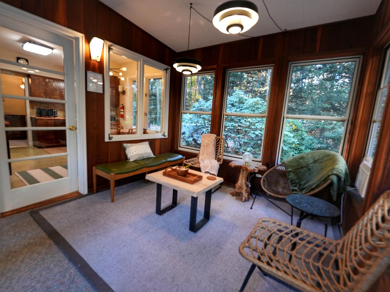 Luxurious Vintage-Inspired Cottage with Sauna for a Fantastic Family Retreat near Madison, Ohio