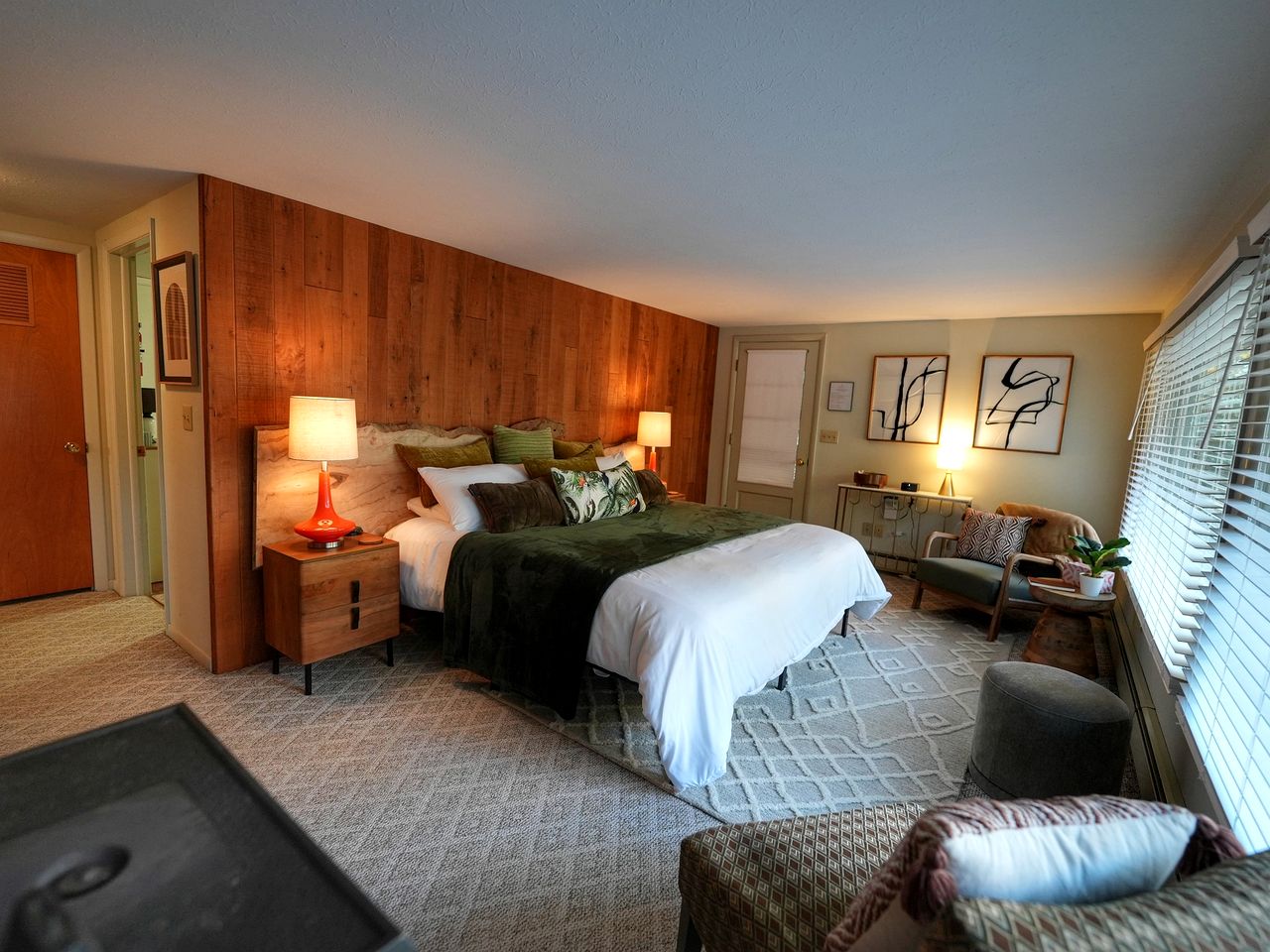 Luxurious Vintage-Inspired Cottage with Sauna for a Fantastic Family Retreat near Madison, Ohio