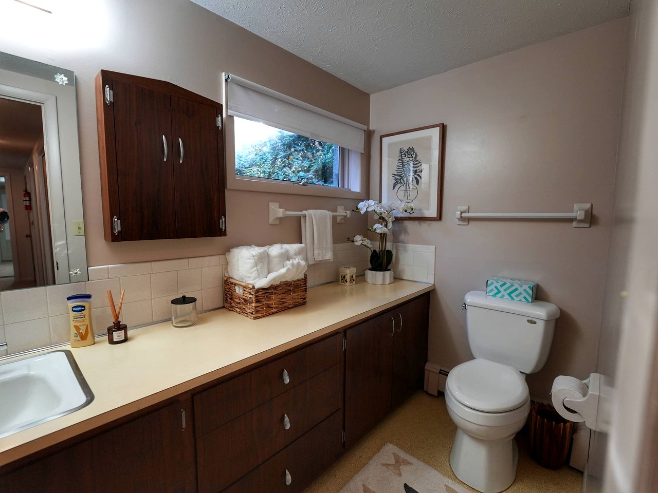 Luxurious Vintage-Inspired Cottage with Sauna for a Fantastic Family Retreat near Madison, Ohio