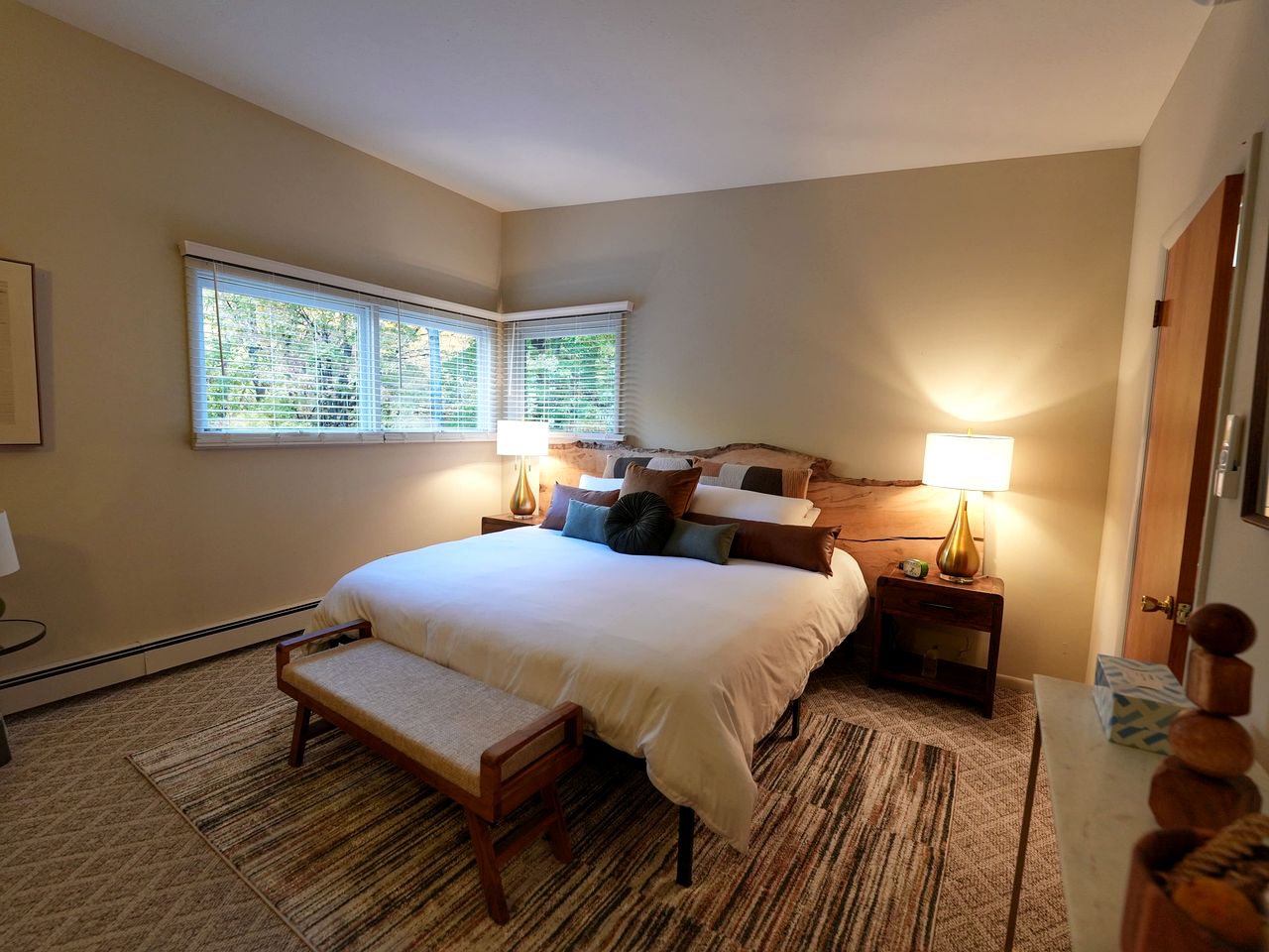 Luxurious Vintage-Inspired Cottage with Sauna for a Fantastic Family Retreat near Madison, Ohio