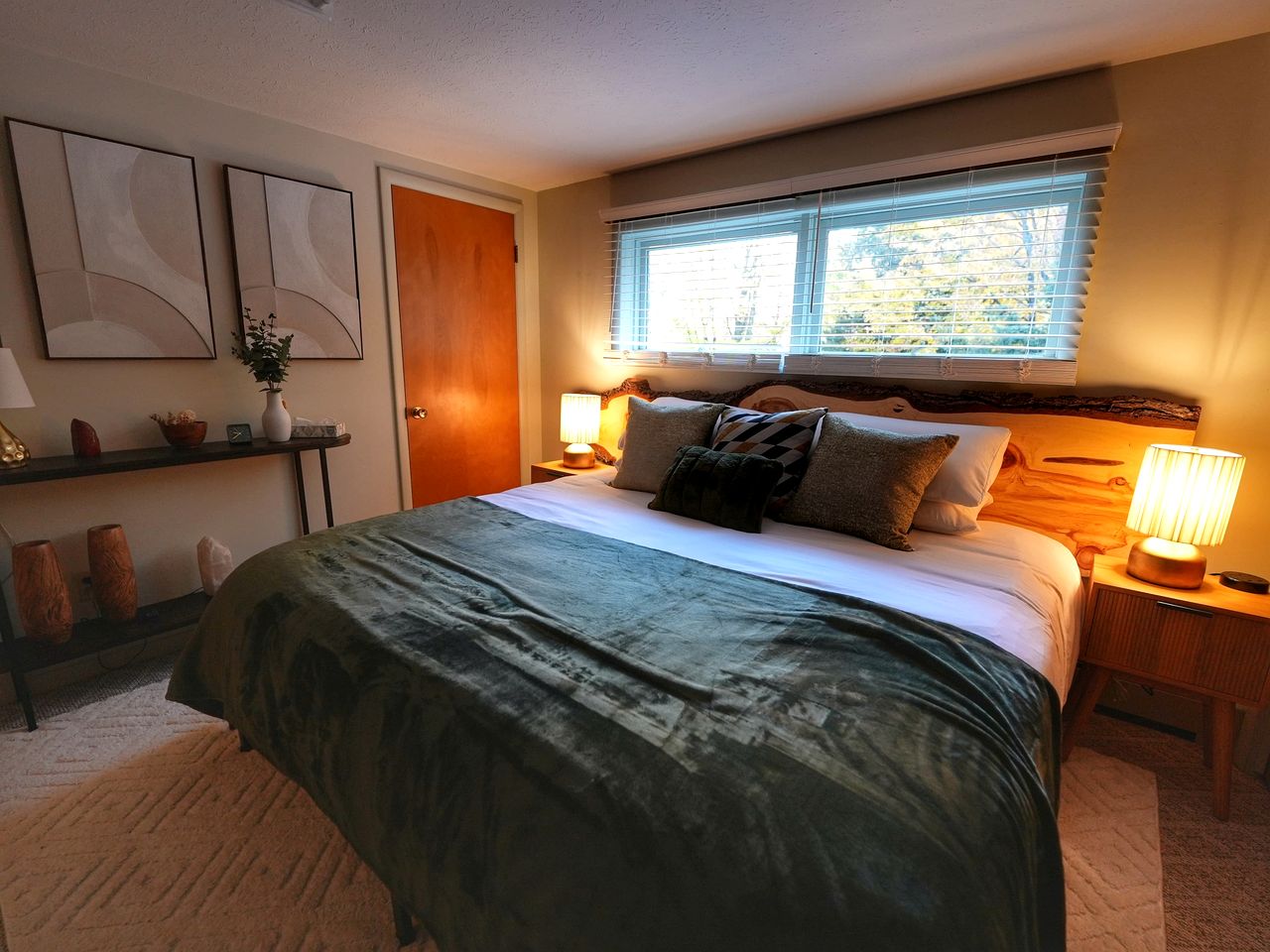 Luxurious Vintage-Inspired Cottage with Sauna for a Fantastic Family Retreat near Madison, Ohio