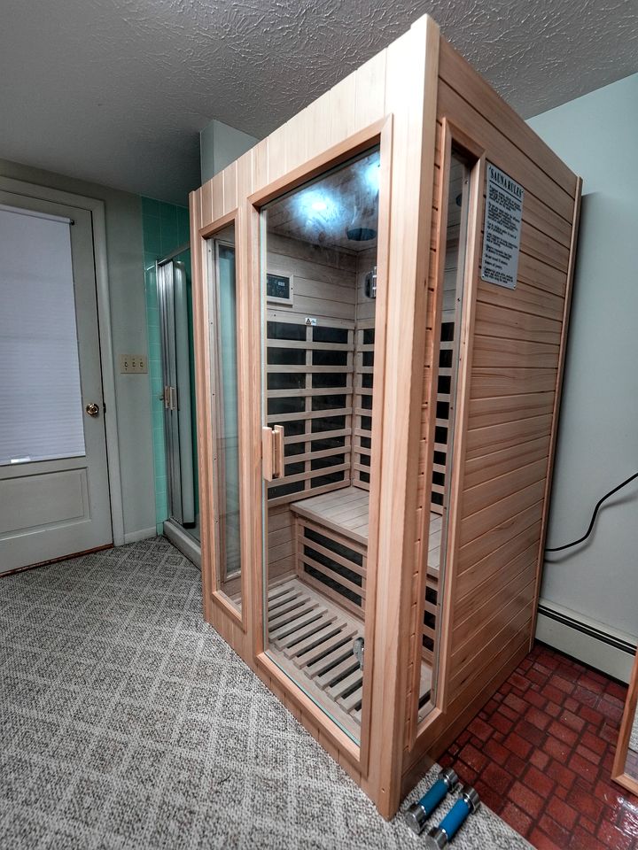 Luxurious Vintage-Inspired Cottage with Sauna for a Fantastic Family Retreat near Madison, Ohio