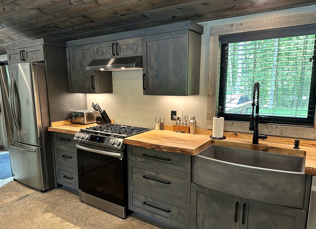 Spacious Modern Cabin with Private Deck for a Memorable Family Getaway near Madison, Ohio