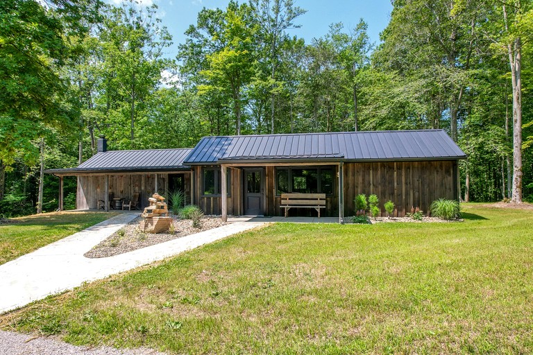 Spacious Modern Cabin with Private Deck for a Memorable Family Getaway near Madison, Ohio
