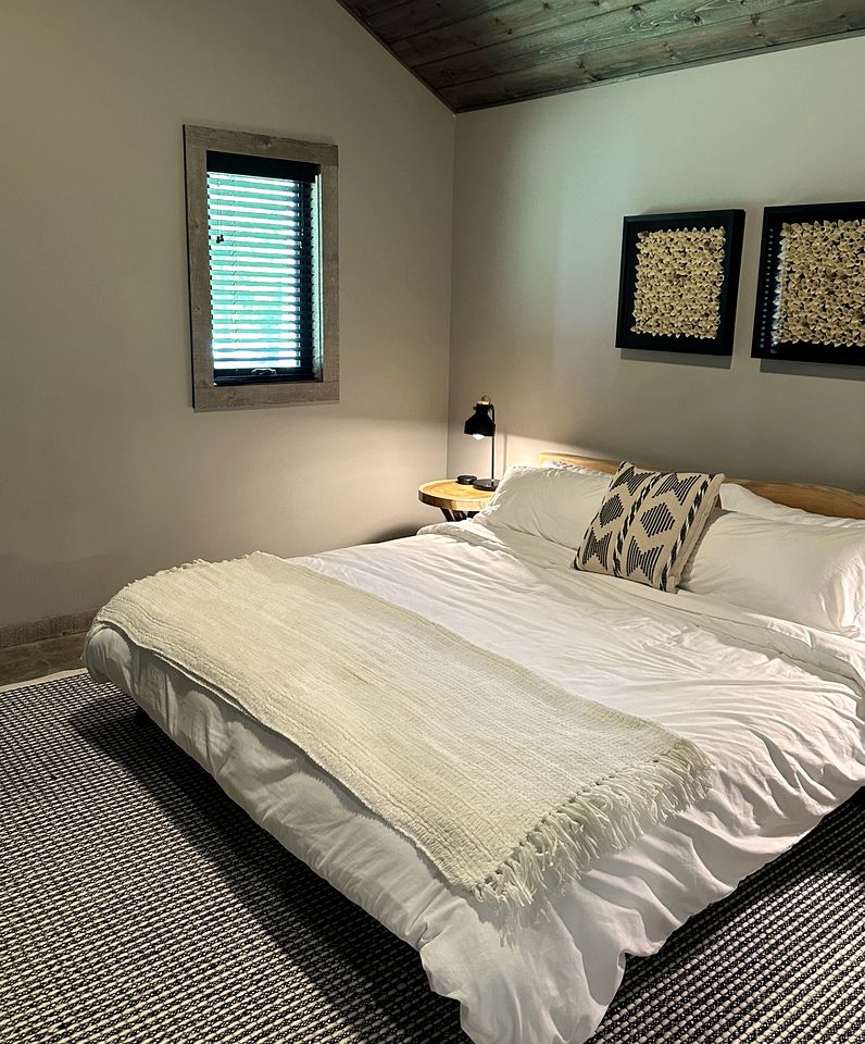 Spacious Modern Cabin with Private Deck for a Memorable Family Getaway near Madison, Ohio