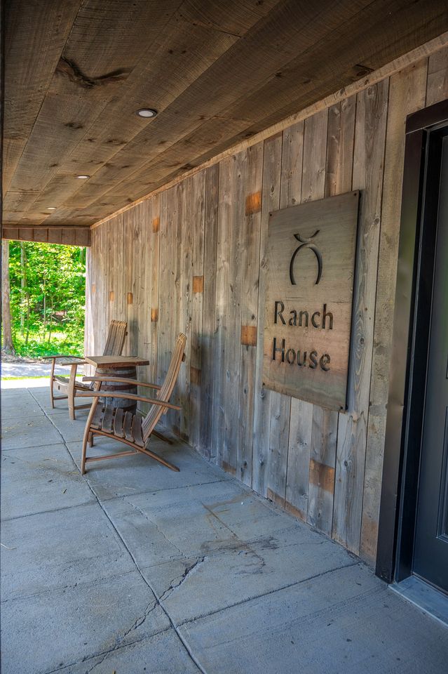 Spacious Modern Cabin with Private Deck for a Memorable Family Getaway near Madison, Ohio