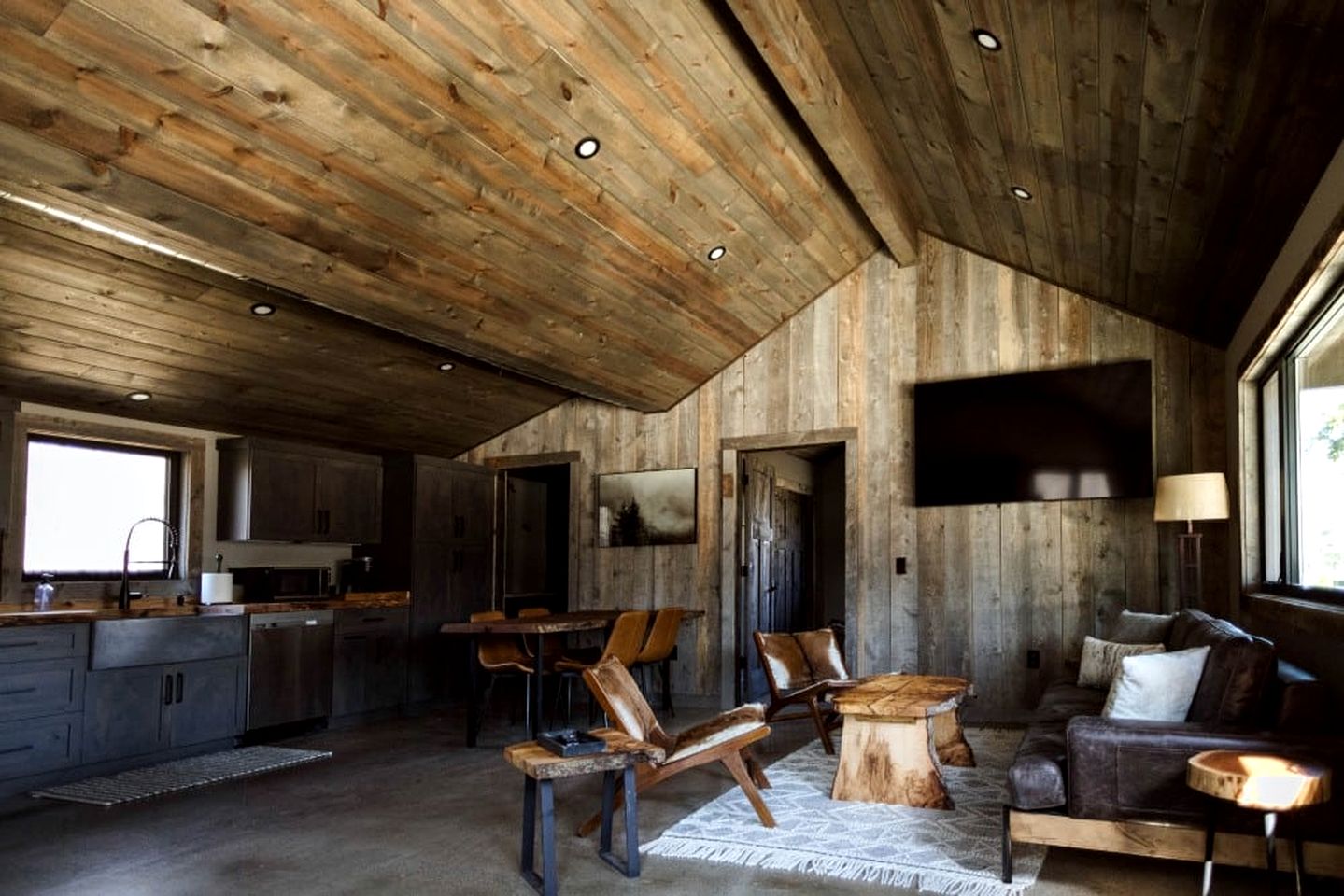 Spacious Modern Cabin with Private Deck for a Memorable Family Getaway near Madison, Ohio