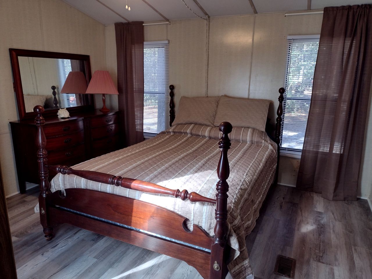 Peaceful Riverfront Manufactured Home with Fireplace on the Great Satilla River near Woodbine, Georgia