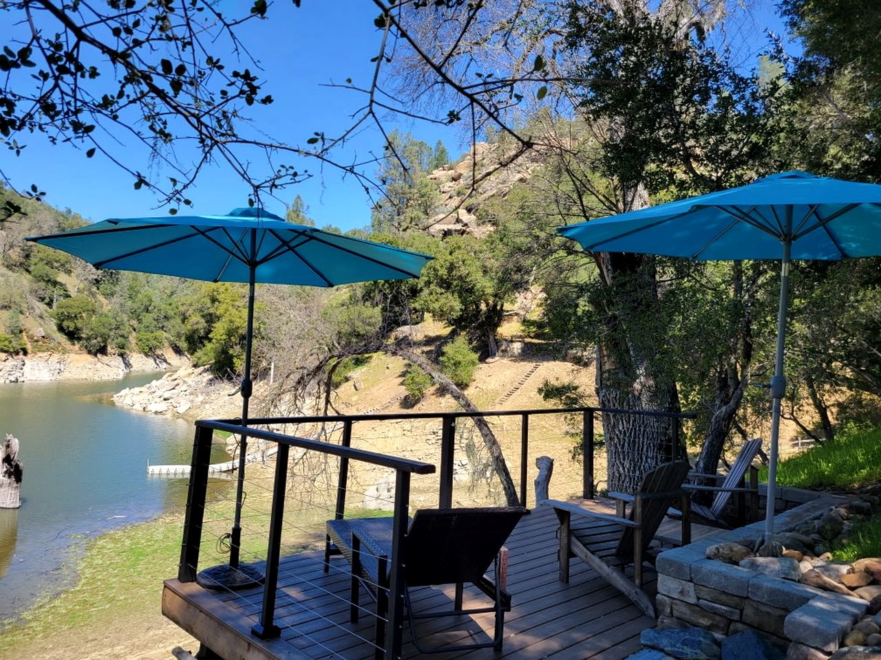 Scenic Lakefront Cabin with Private Hiking Trails near Wineries in Paso Robles, California