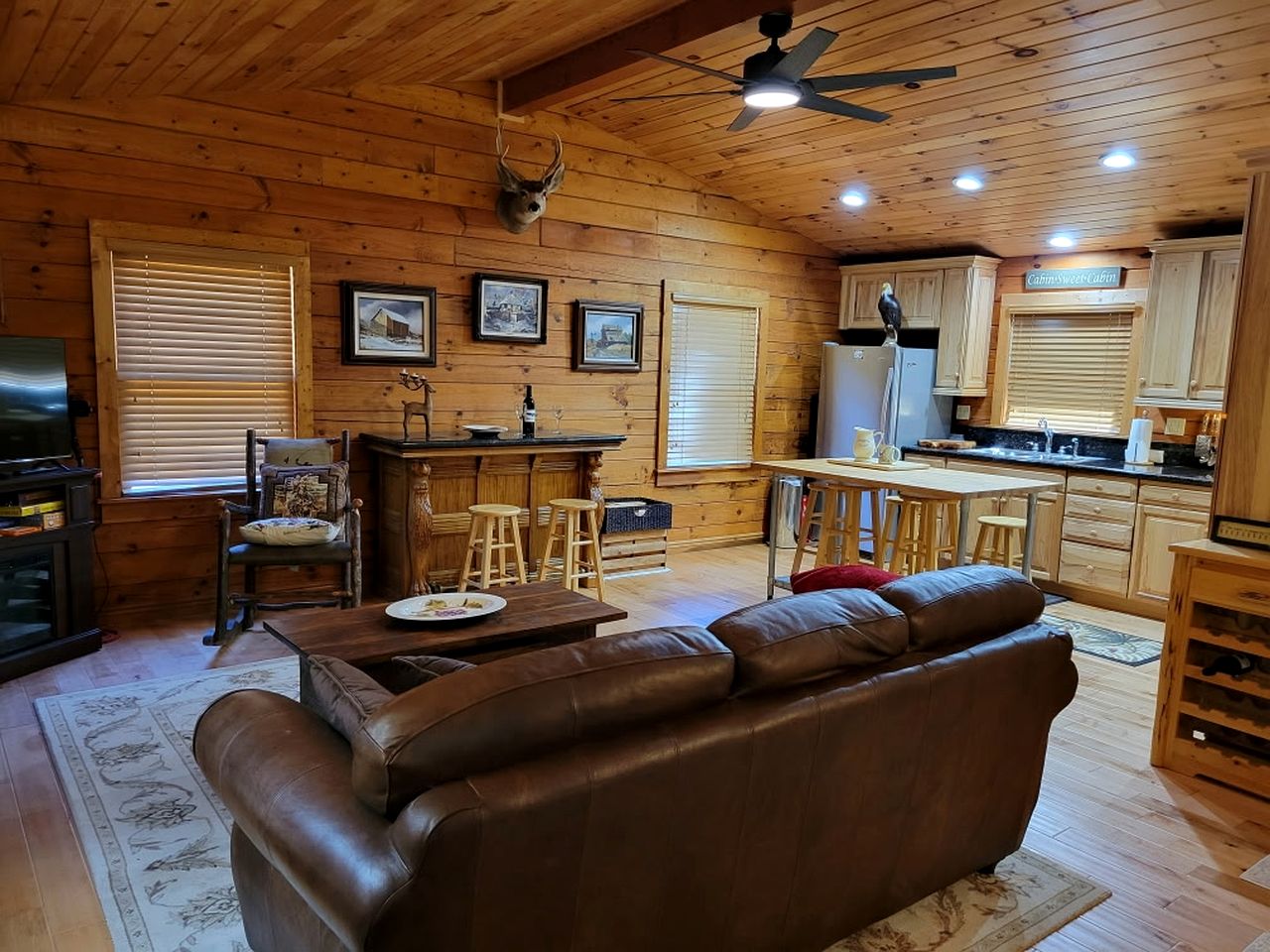 Scenic Lakefront Cabin with Private Hiking Trails near Wineries in Paso Robles, California