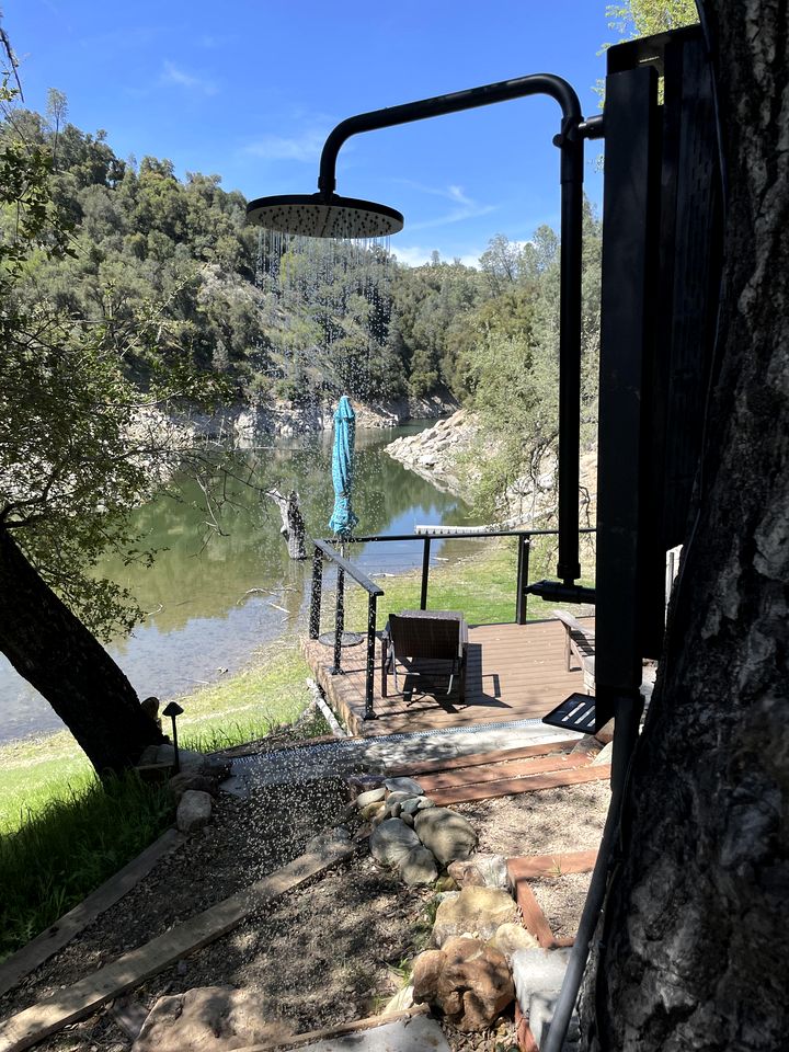 Scenic Lakefront Cabin with Private Hiking Trails near Wineries in Paso Robles, California