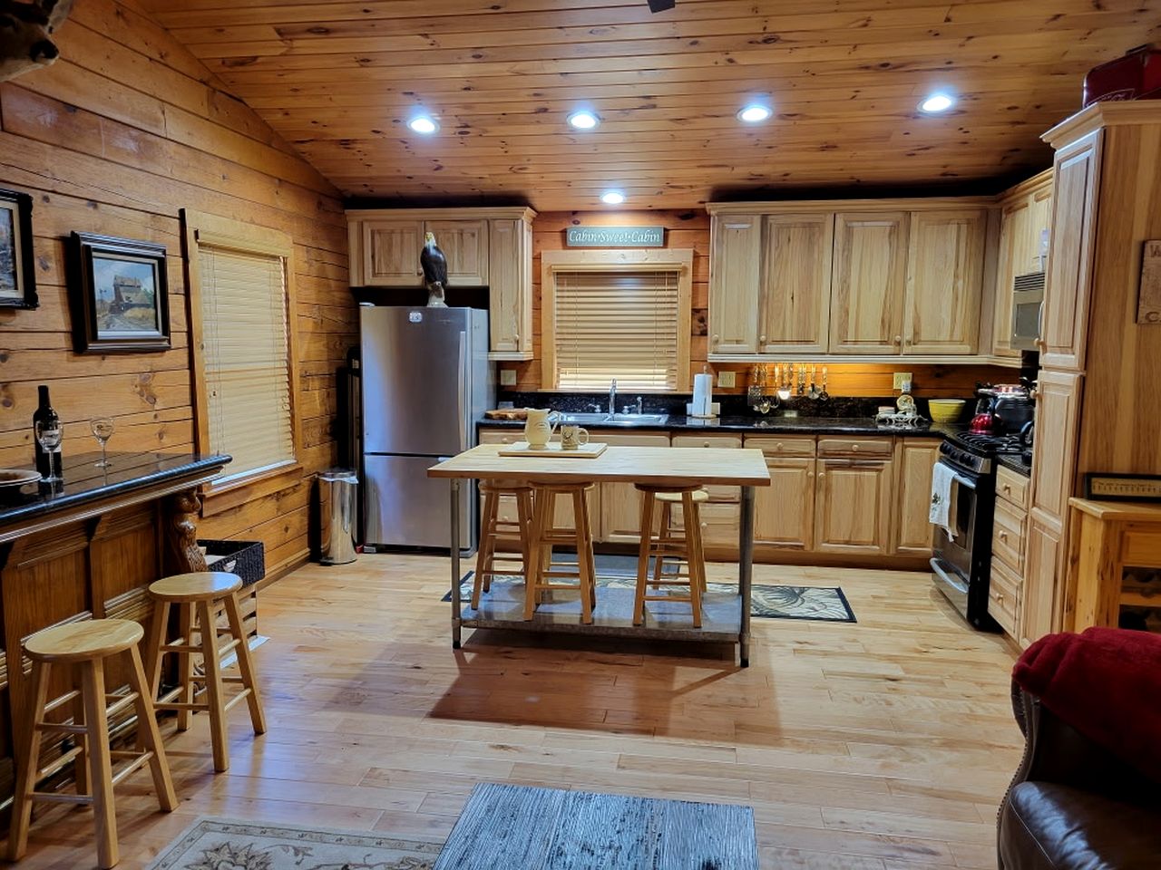 Scenic Lakefront Cabin with Private Hiking Trails near Wineries in Paso Robles, California