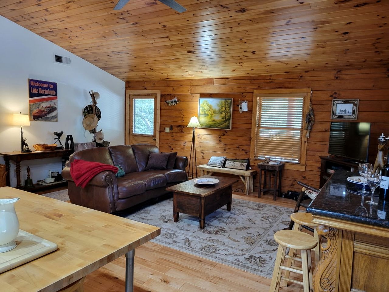 Scenic Lakefront Cabin with Private Hiking Trails near Wineries in Paso Robles, California