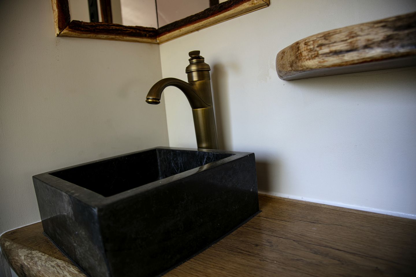 Cozy Renovated Airstream on a Stunning Equine Retreat for a Romantic Escape near Romorantin-Lanthenay, France