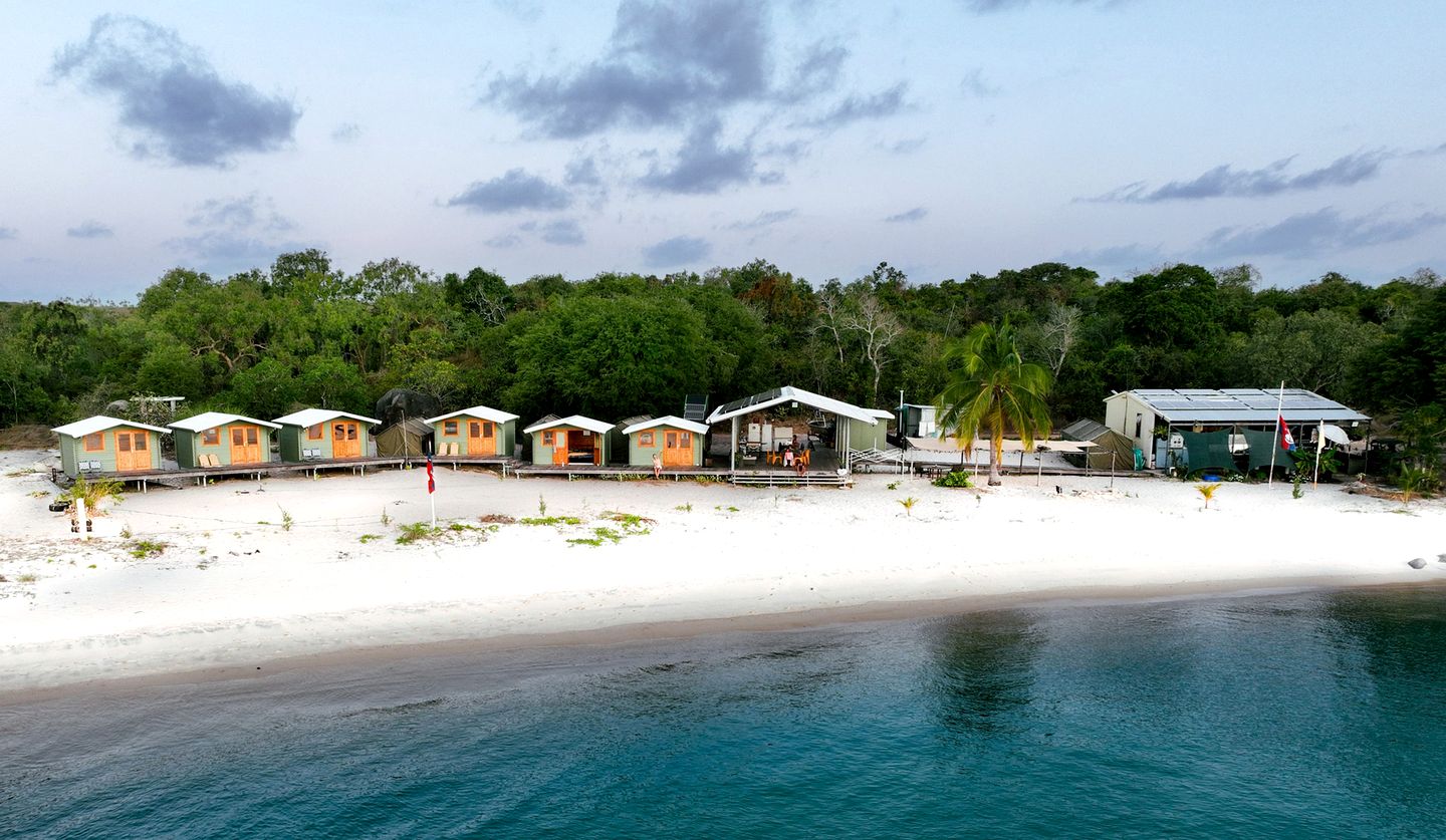Charming Beachfront Cabin with Breathtaking Views for a Unique Romantic Escape near Nhulunbuy, Northern Territory