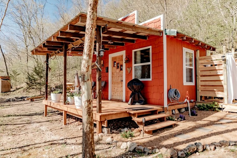 Cozy Riverfront Cabin with Outdoor Cedar Shower near Route 66 in St. Robert, Missouri
