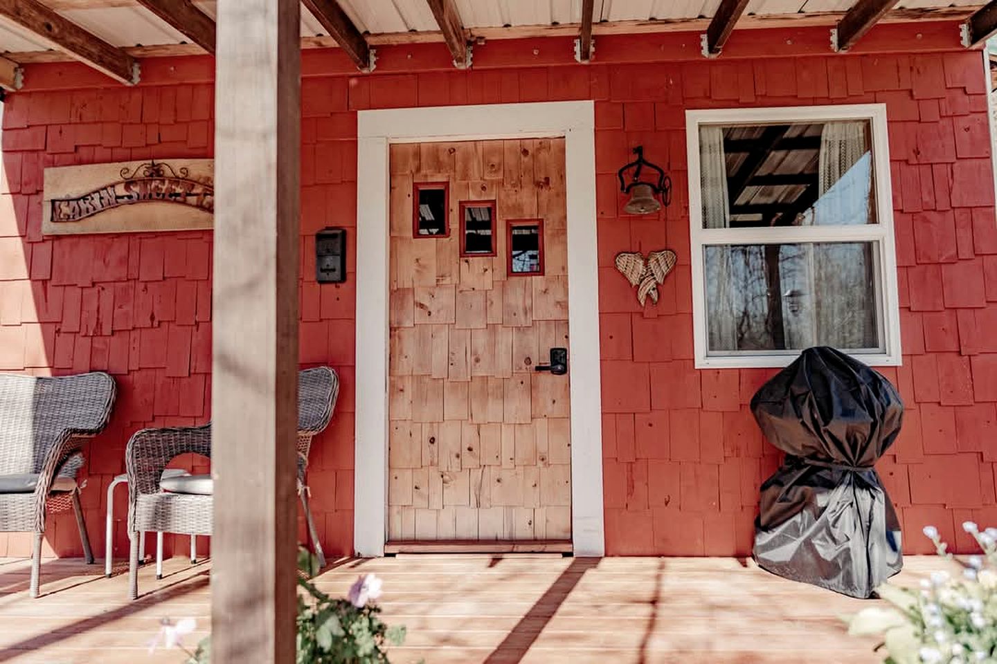 Cozy Riverfront Cabin with Outdoor Cedar Shower near Route 66 in St. Robert, Missouri