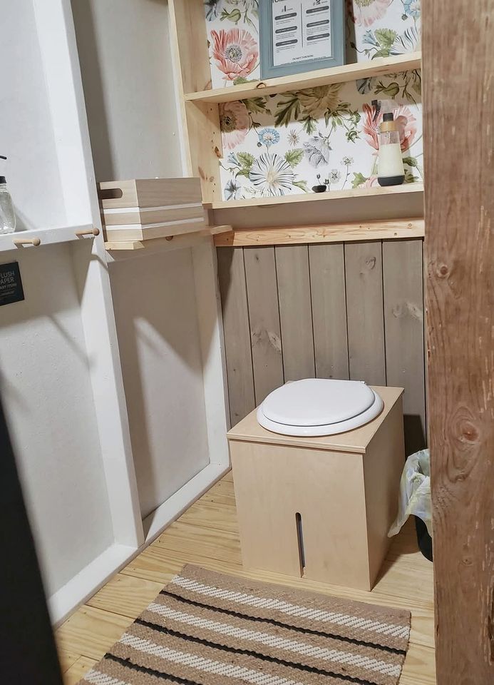 Cozy Riverfront Cabin with Outdoor Cedar Shower near Route 66 in St. Robert, Missouri