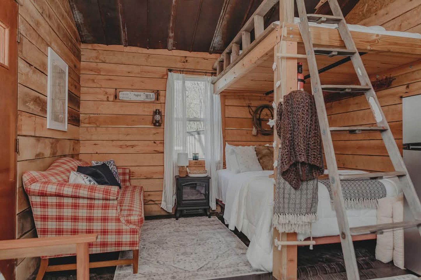 Cozy Riverfront Cabin with Outdoor Cedar Shower near Route 66 in St. Robert, Missouri
