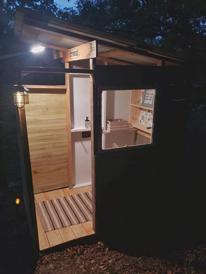 Cozy Riverfront Cabin with Outdoor Cedar Shower near Route 66 in St. Robert, Missouri