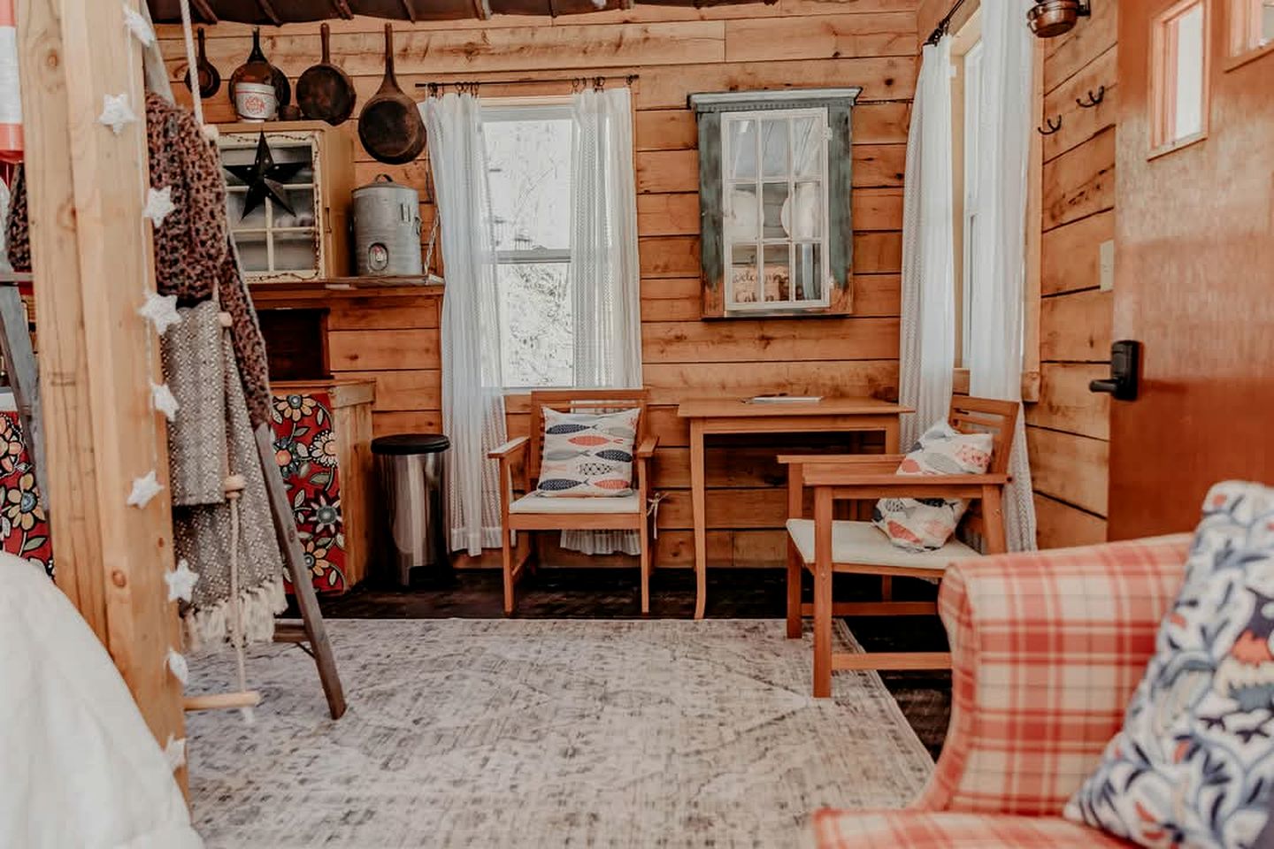 Cozy Riverfront Cabin with Outdoor Cedar Shower near Route 66 in St. Robert, Missouri