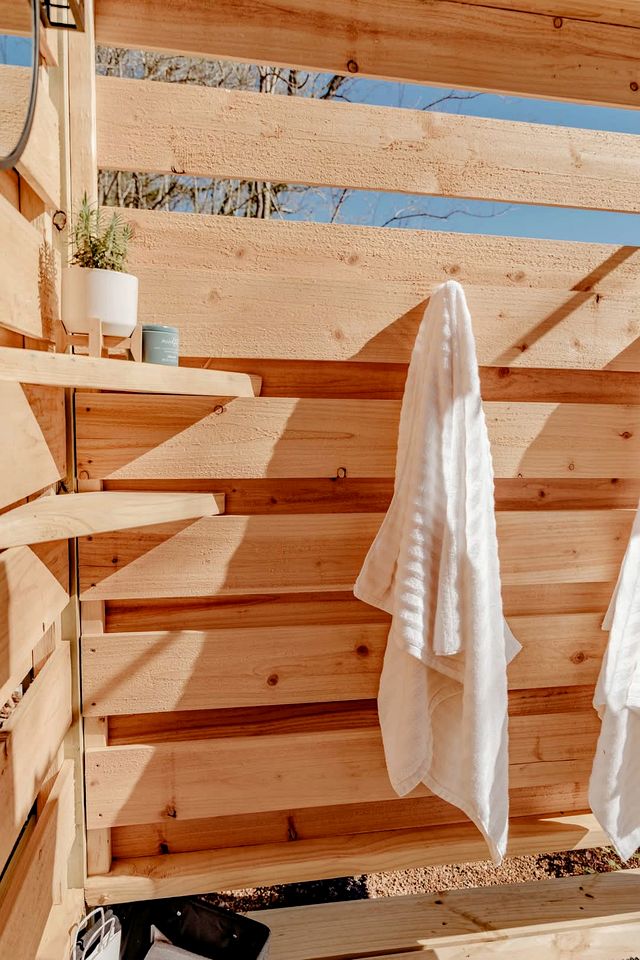 Cozy Riverfront Cabin with Outdoor Cedar Shower near Route 66 in St. Robert, Missouri