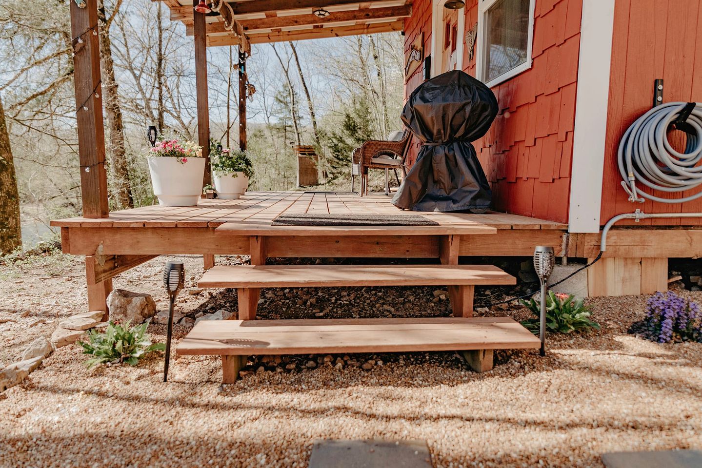 Cozy Riverfront Cabin with Outdoor Cedar Shower near Route 66 in St. Robert, Missouri