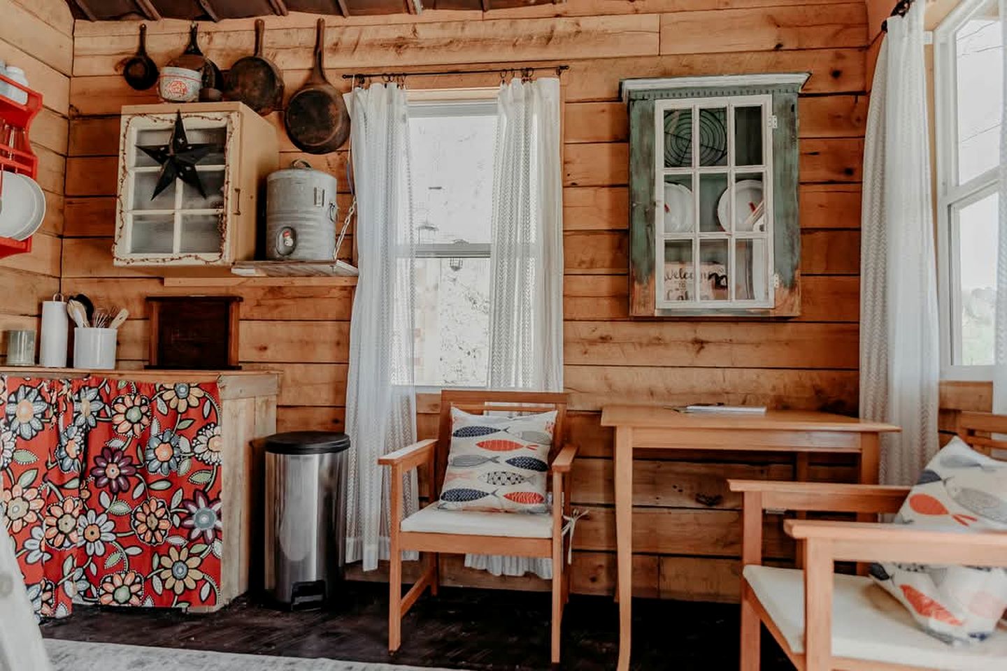 Cozy Riverfront Cabin with Outdoor Cedar Shower near Route 66 in St. Robert, Missouri