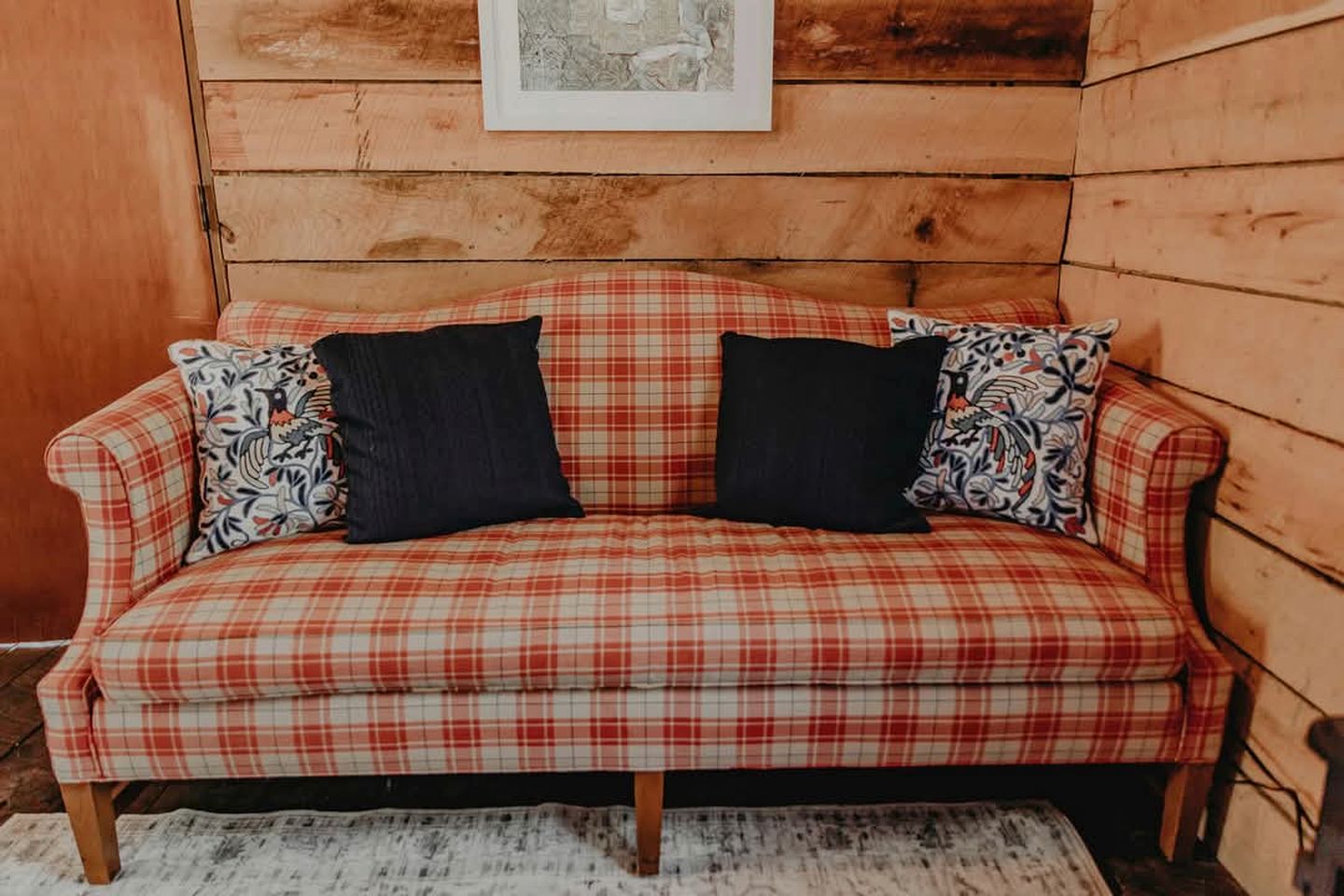 Cozy Riverfront Cabin with Outdoor Cedar Shower near Route 66 in St. Robert, Missouri