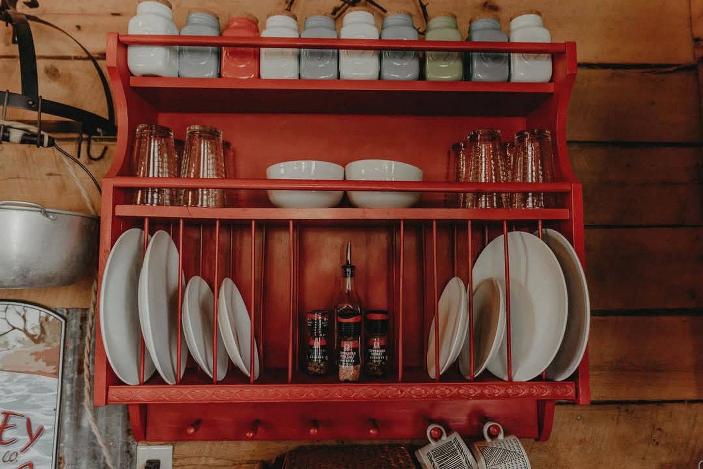 Cozy Riverfront Cabin with Outdoor Cedar Shower near Route 66 in St. Robert, Missouri
