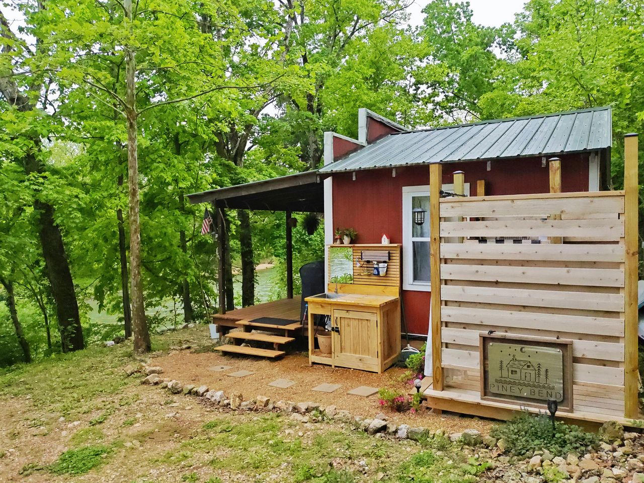 Cozy Riverfront Cabin with Outdoor Cedar Shower near Route 66 in St. Robert, Missouri