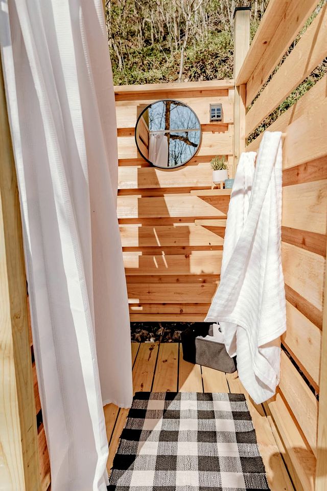 Cozy Riverfront Cabin with Outdoor Cedar Shower near Route 66 in St. Robert, Missouri