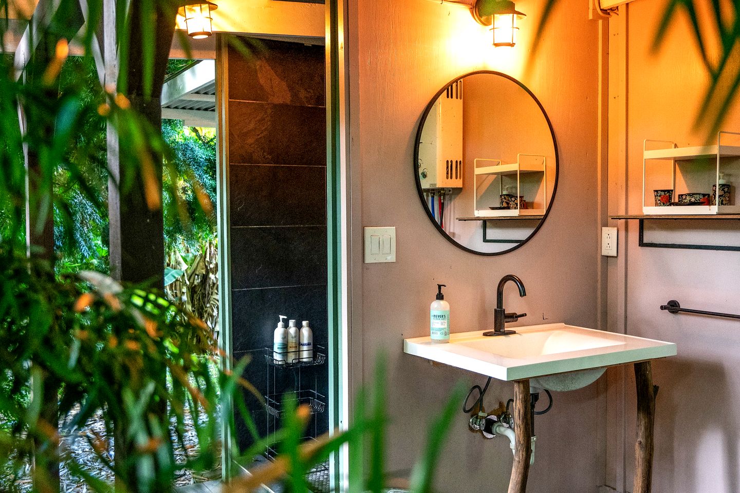 Unique Cabin for a Romantic Getaway Surrounded by Nature in Kealakekua, Hawaii