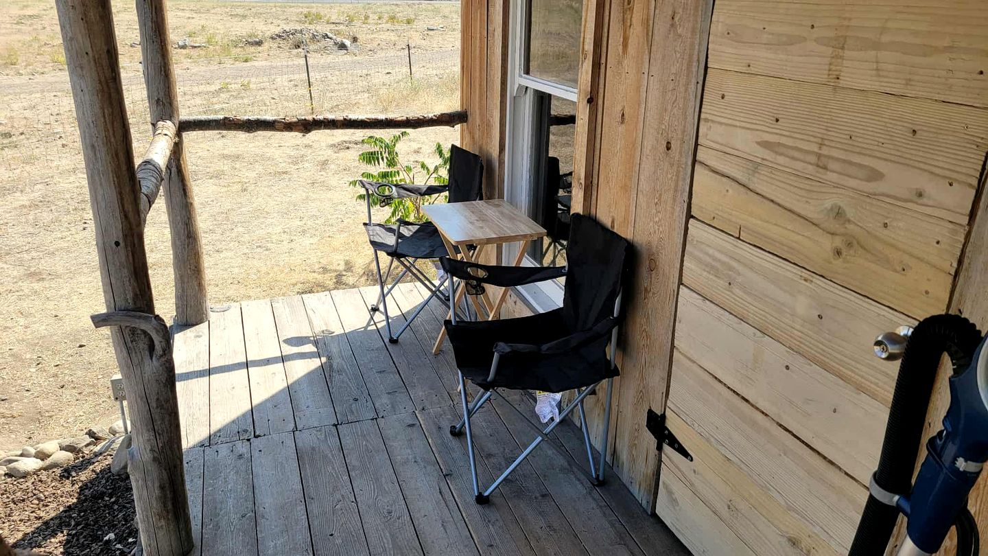 Cozy Rustic Cabin for a Romantic Stargazing Getaway by the Spokane River near Tumtum, Washington