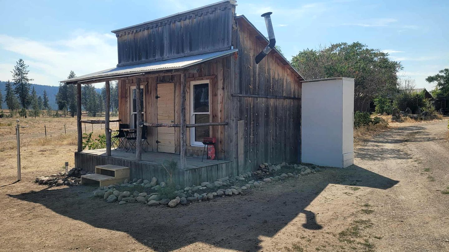 Cozy Rustic Cabin for a Romantic Stargazing Getaway by the Spokane River near Tumtum, Washington