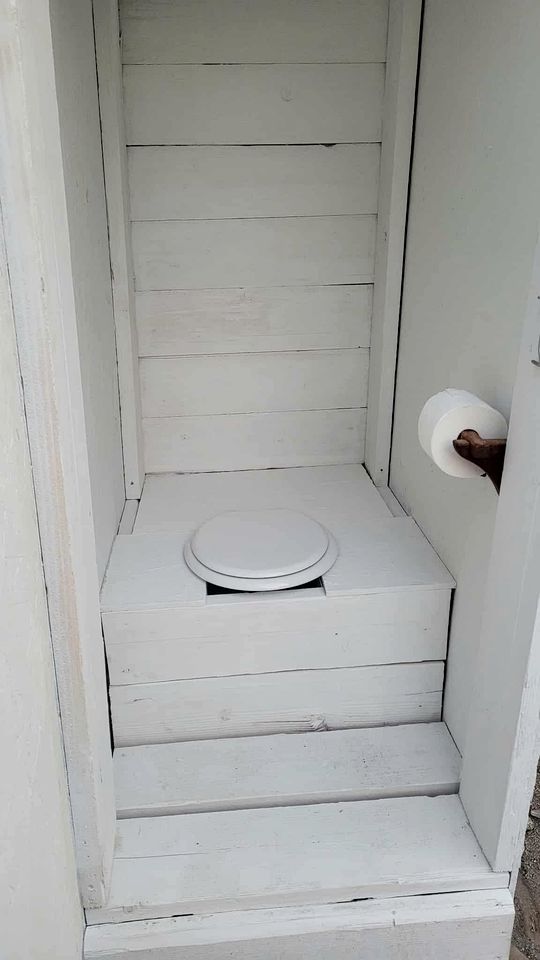 Cozy Rustic Cabin for a Romantic Stargazing Getaway by the Spokane River near Tumtum, Washington