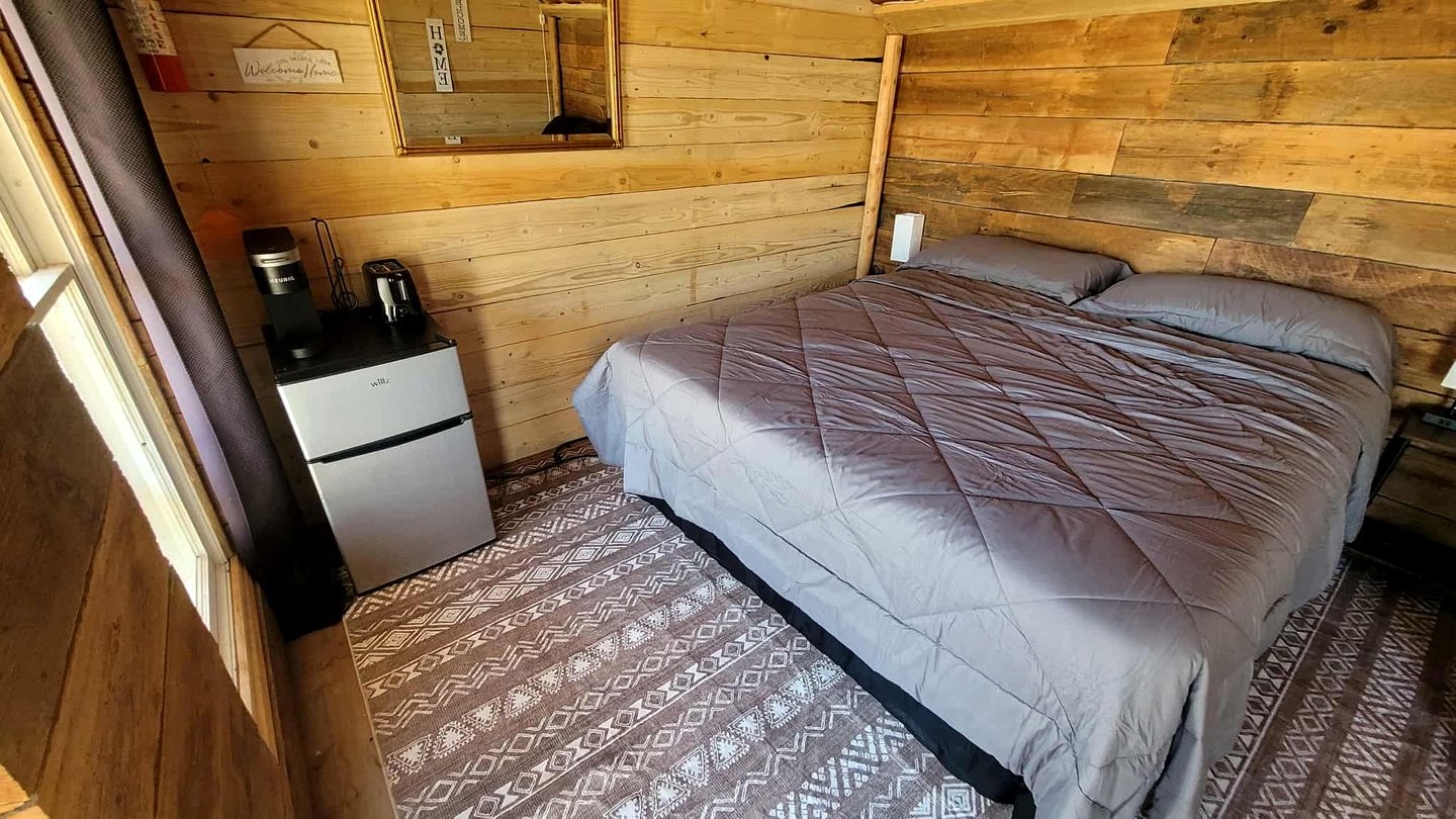 Cozy Rustic Cabin for a Romantic Stargazing Getaway by the Spokane River near Tumtum, Washington